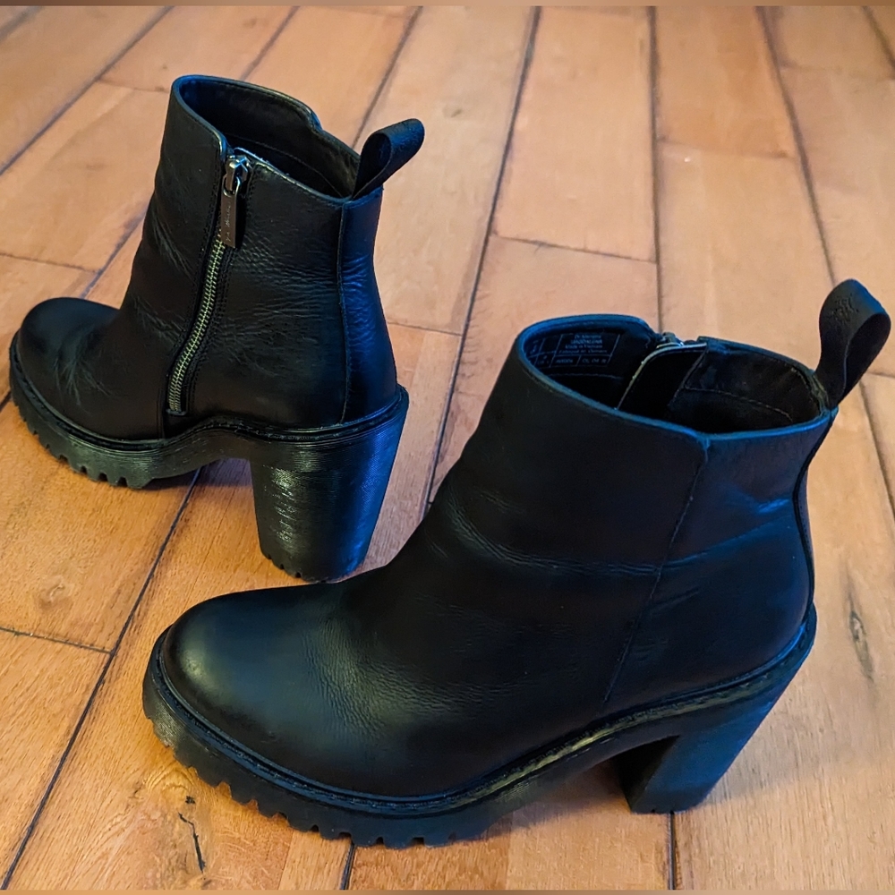 Doc Martens - Magdalena - Black - Size 8US Women's